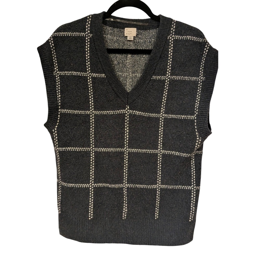 A New Day Sweater Vest XS Grey White Windowpane Grid Preppy Dark Academia V-Neck